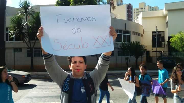 Alunos do ensino médio fazem protesto contra a reforma da Previdência