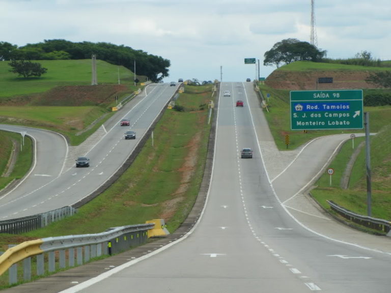 Sete pessoas ficam feridas em acidente na Carvalho Pinto