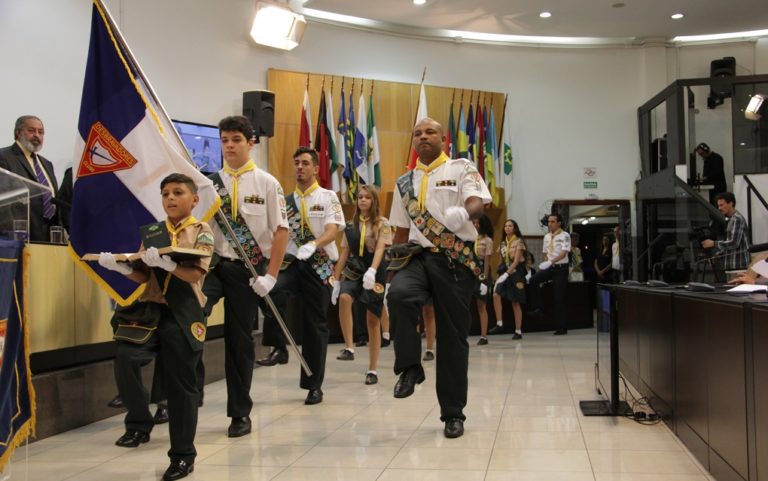 Desbravadores Luzeir­os do Vale recebem homenagem da Câmara Municipal