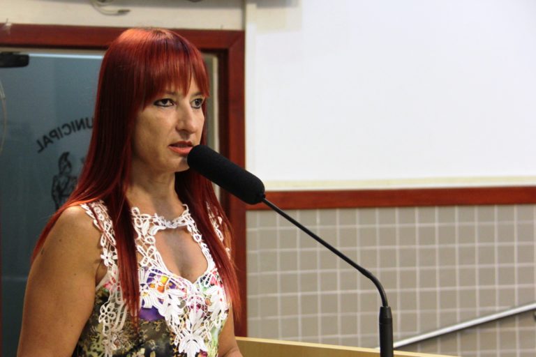Vereadora questiona prefeito sobre repasse financeiro pra ONG de proteção animal