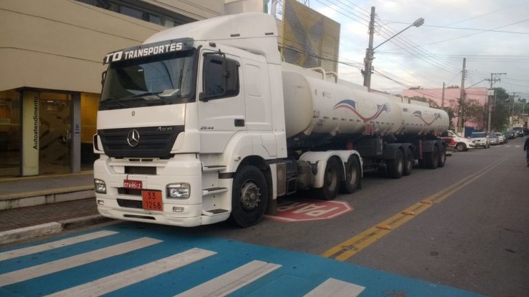 Força Tática apreende caminhão roubado na Rodovia Presidente Dutra