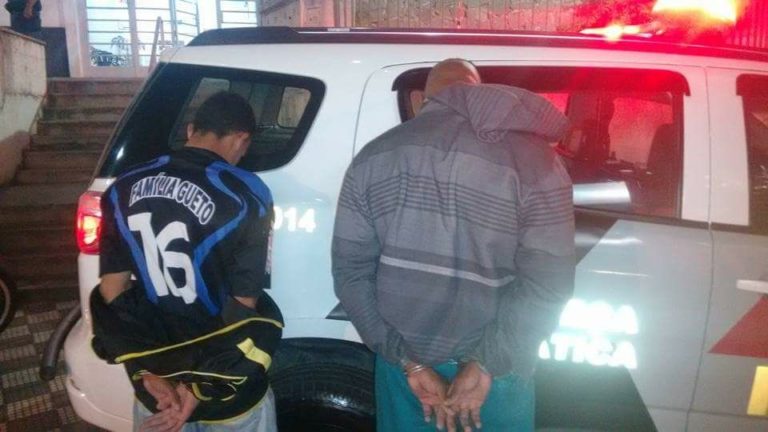 Polícia detém dupla com arma e munições no Jardim Califórnia