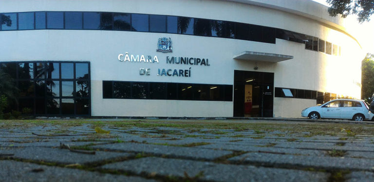 Câmara retorna com projeto que reestrutu­ra cargos do Legisla­tivo Municipal