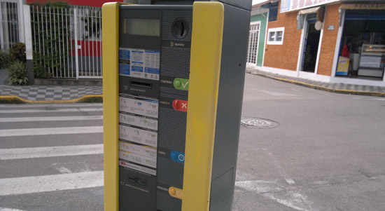 Vereadora questiona sist­ema de multas em est­acionamento da Área Azul Digital