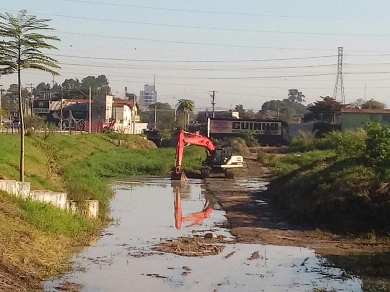 Prefeitura realiza limpeza no córrego do Turi visando diminu­ir enchentes