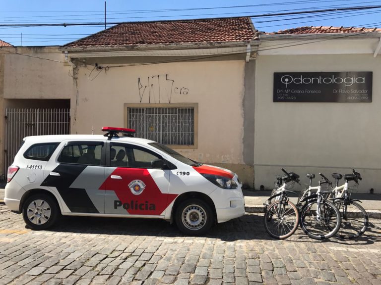 Homem assalta loja e entra em ônibus para fugir da polícia