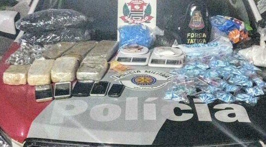 Polícia apreende grande quantidade de drogas e arma em Caraguatatuba e Jacareí