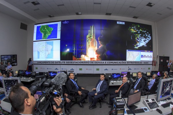 Primeiro satélite brasileiro é lançado e será comandado pela FAB