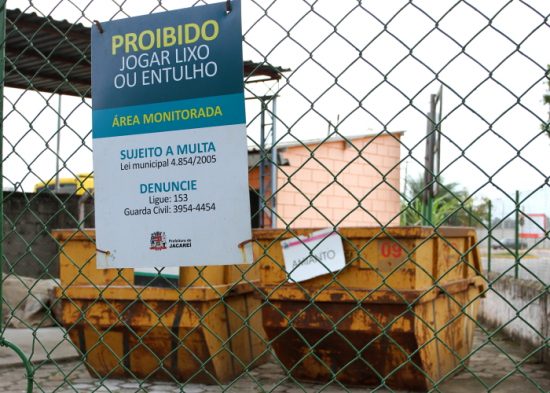 Placas de proibições de descarte incorreto são instaladas na cidade