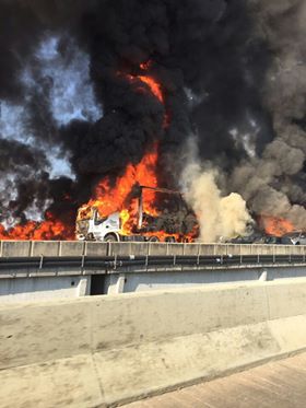 Grave acidente com engavetamento e explosões envolve 36 veículos na Carvalho Pinto