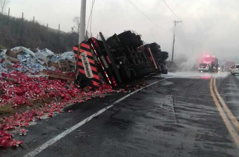 Caminhão de cerveja tomba e pega fogo em Jacareí