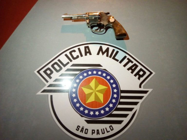 Polícia prende dois por porte ilegal de arma