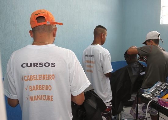 Adolescentes em medida socioeducativa participam de curso de barbearia