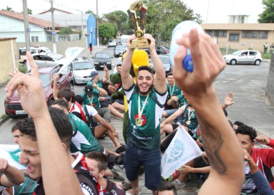 Campeão brasileiro, Jacareí Rugby desfila em carro aberto pela cidade