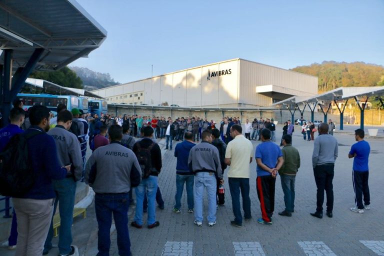 Metalúrgicos da Avibras fazem greve em Jacareí