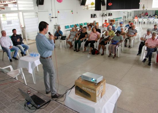 Palestra sobre prevenção ao câncer de mama e próstata reúne idosos no Viva Vida