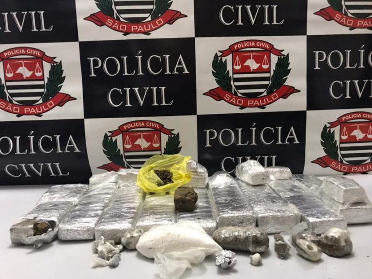 Polícia apreende drogas e troca tiros com traficante