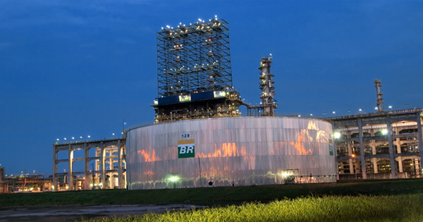 Petrobras anuncia redução de preços da gasolina e diesel nas refinarias nesta sexta