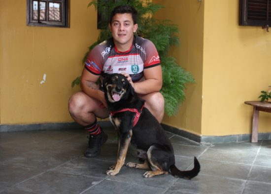 Atleta do Jacareí Rugby adota cachorro do Canil Municipal