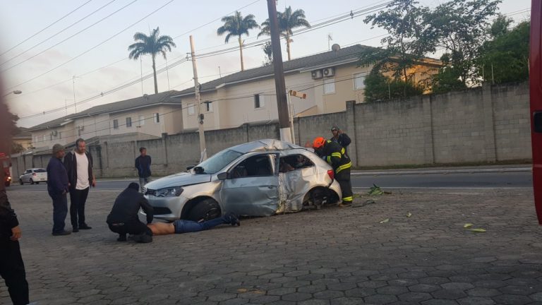 Duas pessoas ficam feridas e uma morre em acidente em Jacareí