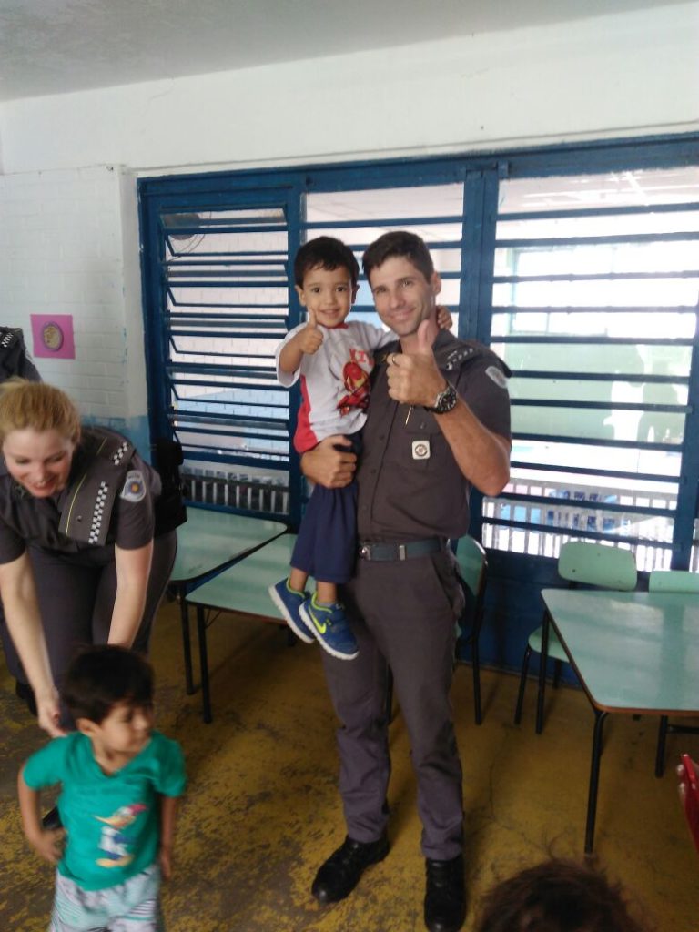 PM entrega brinquedos em Creche de Jacareí