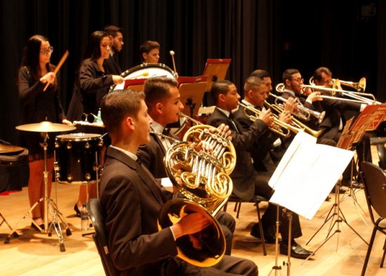 Orquestra Sinfônica Jovem de Jacareí se apresenta sob regência de maestro italiano