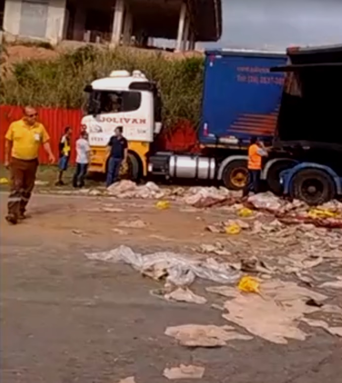 Caminhão de cerveja tomba em Jacareí