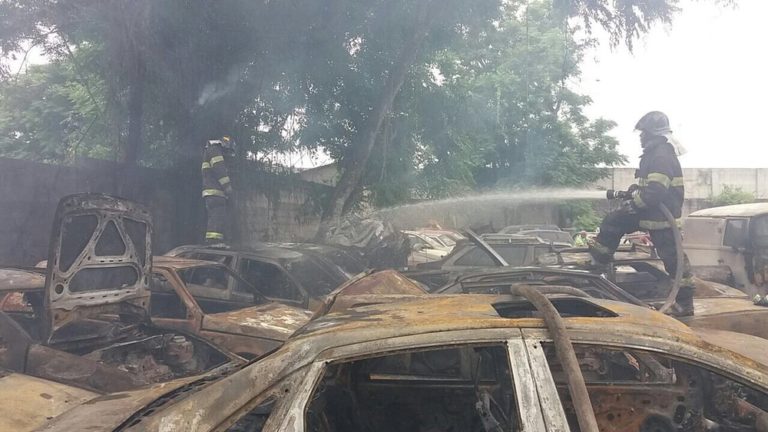 Pátio no Parque Meia Lua pega fogo e 19 veículos ficam destruídos