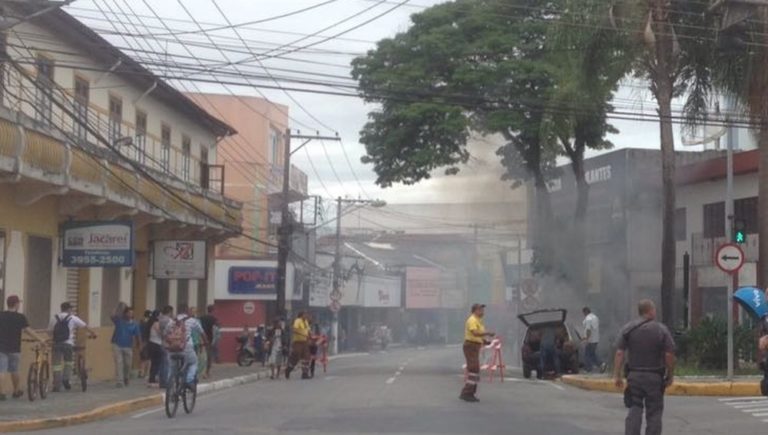 Veículo pega fogo no centro de Jacareí