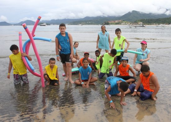 ‘Agita Férias Verão’ leva crianças de Jacareí para conhecer o litoral