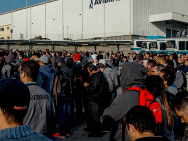 Trabalhadores da Avibras fazem paralisação após demissões