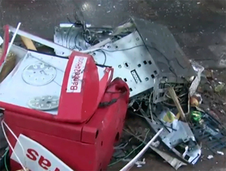 Bandidos explodem caixa eletrônico em Jacareí