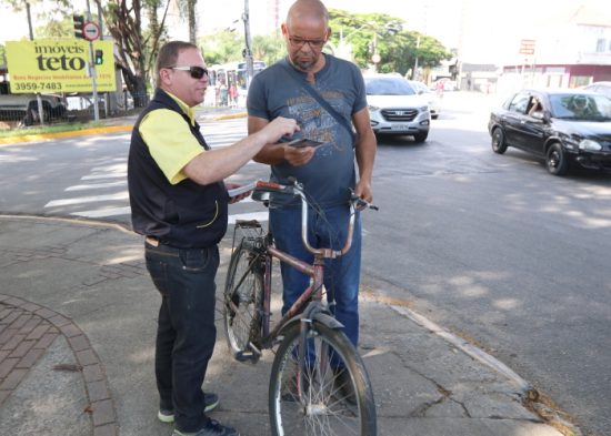 Jacareí tem blitze para ciclistas na ponte