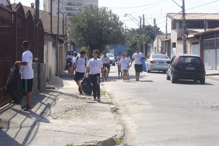 Jacareí Rugby arrecada mais de 7 mil peças em ação da Campanha do Agasalho