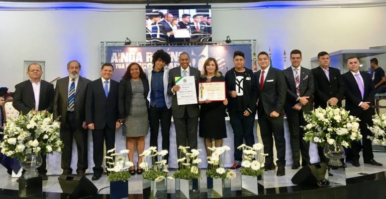 Em meio à crise, vereadores de Jacareí prestam homenagem a pastor