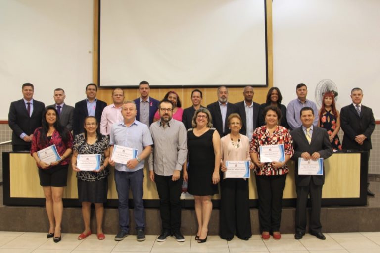 Vereadores homenageiam professores indicados por três escolas do município