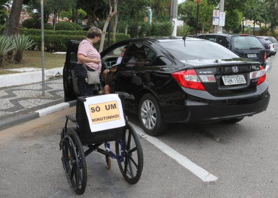 Campanha educativa: Cadeiras de rodas ocupam vagas de estacionamento destinadas as pessoas com deficiência