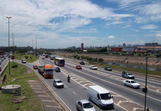 Ponte na Marginal Tietê que dá acesso à Dutra é interditada