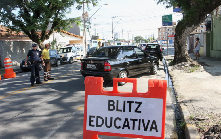 Avenida Pereira Campos recebe blitz sobre educação no trânsito