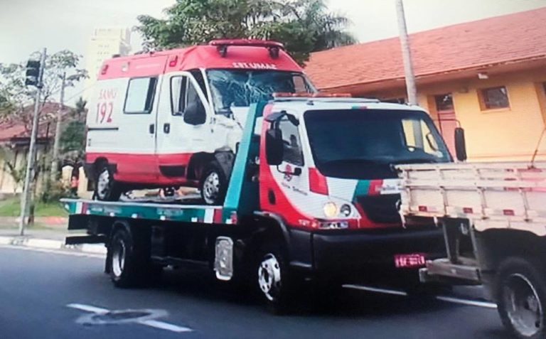 Acidente envolvendo ambulância do Samu deixa 5 feridos em Jacareí