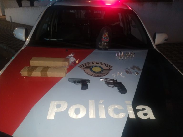 Mulher é detida com arma e drogas dentro de apartamento