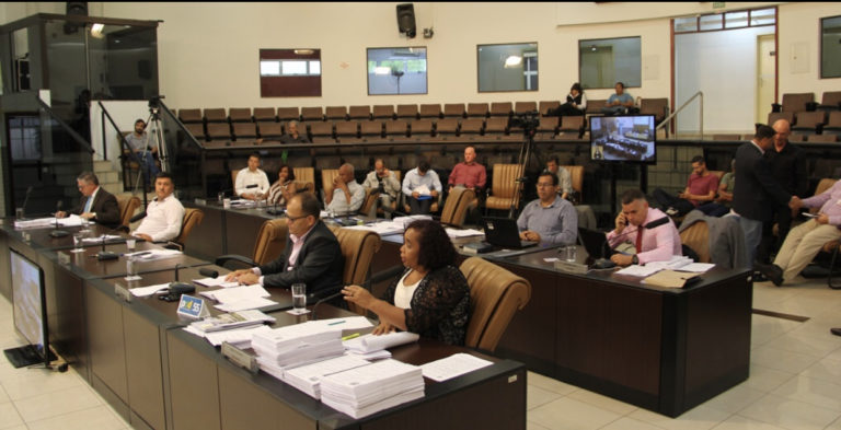 Vereadores mantém pareceres do TCE e rejeitam contas da Prefeitura de 2006, 2011 e 2012
