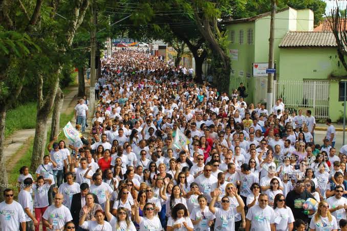 Caminhada gospel causa interdição na avenida Davi Lino