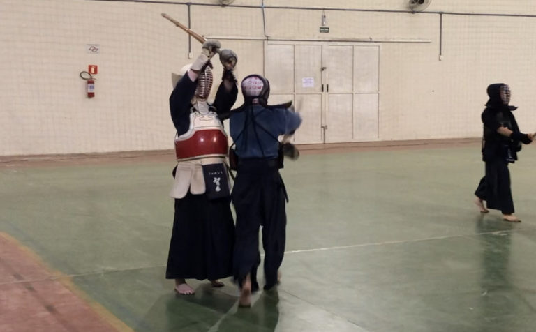 Esporte com espadas é atração em Jacareí