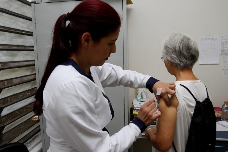 Em 12 dias, Saúde vacina 6 mil pessoas contra a gripe em Jacareí