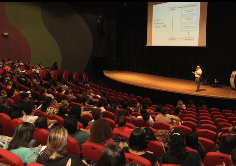 Professores municipais passam por formação de Matemática