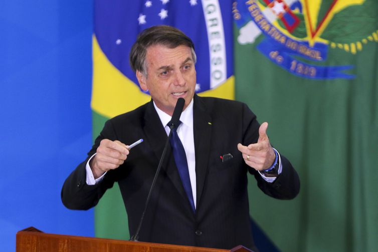 Bolsonaro assina novas regras para atiradores e caçadores