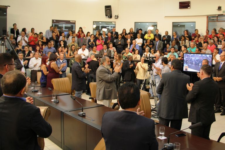 Câmara Municipal homenageia líderes comunitários em cerimônia solene