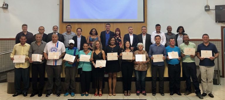 Câmara presta homenagem a munícipes que promovem o bem comum