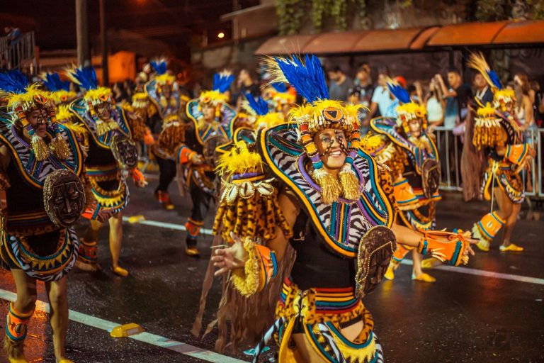 Acesso da Getúlio Vargas para a Davi Lino será interditado nesta terça-feira para montagem de arquibancadas do Carnaval